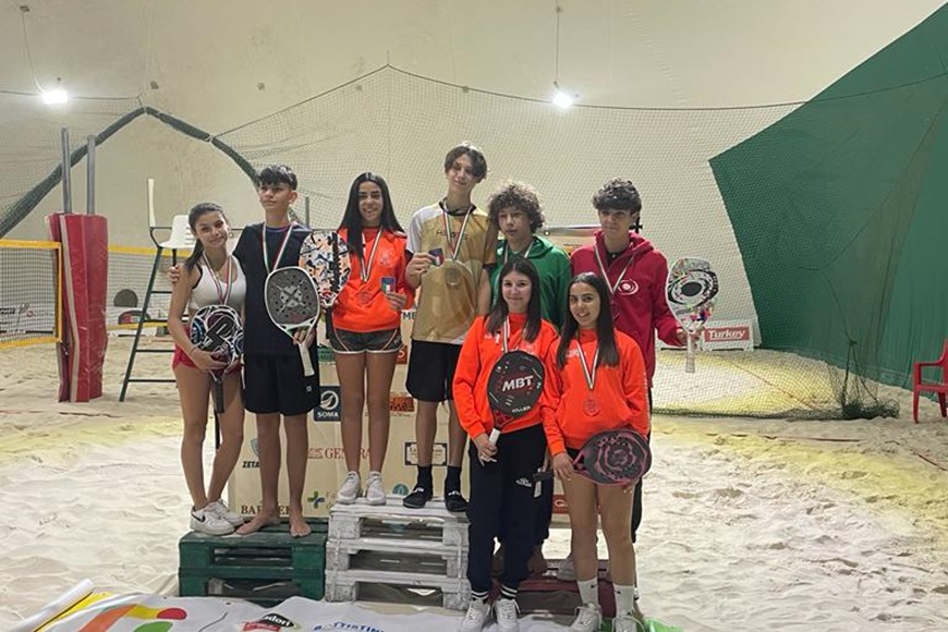 Già quattro medaglie ai Campionati italiani di beach tennis per gli