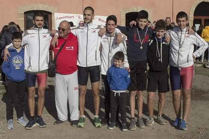 Gli atleti del Circolo Nautico Oristano sul podio a Bosa