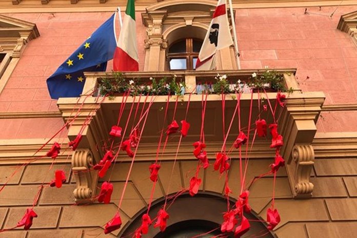 Ecco le scarpette rosse: tante installazioni per dire no alla violenza sulle donne