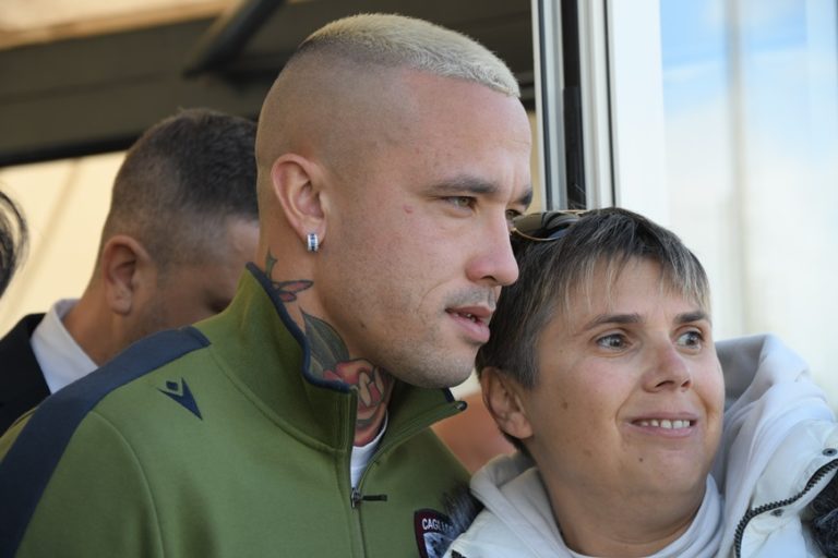 Il Ninja Nainggolan a Oristano tra selfie e autografi