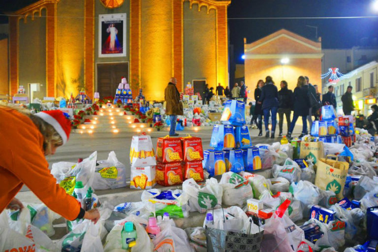 Gli aiutanti di Babbo Natale pronti a dare una mano per la Scalinata solidale