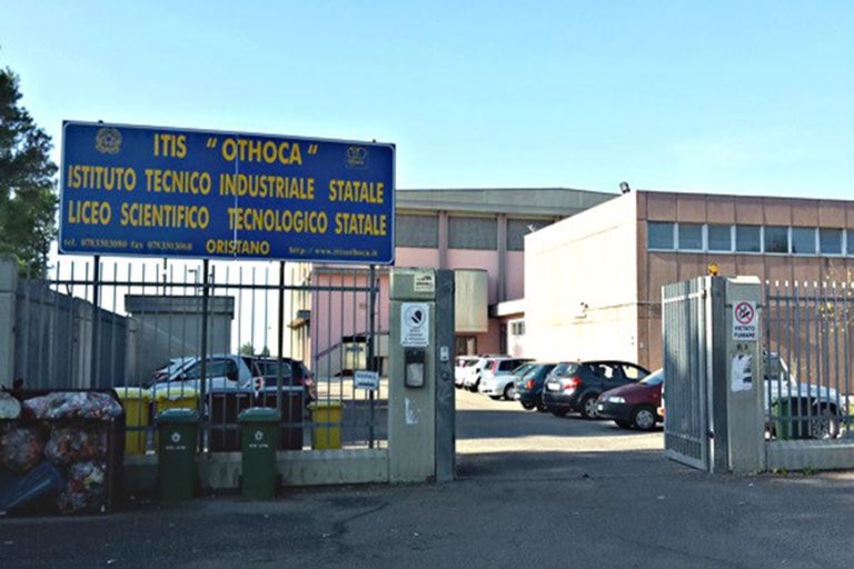 Pioggia di contributi per l’Istituto Othoca che  punta sul digitale e vuol fermare la dispersione scolastica