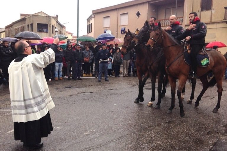 Anche quest’anno la benedizione di cavalieri e cavalli della Sartiglia e della Sartigliedda