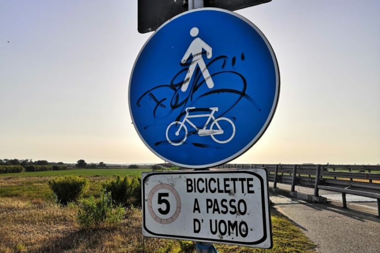 Ciclisti e runner, sul ponte di Brabau troppi non rispettano le regole