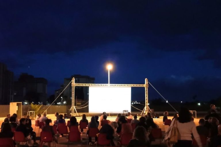 Il cinema all’aperto non delude: oltre 100 spettatori alla prima di “Effetto Notte” a Sa Rodia