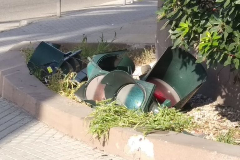 Semaforo danneggiato in via Sardegna