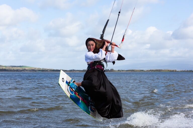 Irene sul kitesurf con il costume che non ha potuto sfoggiare alla Sartiglia