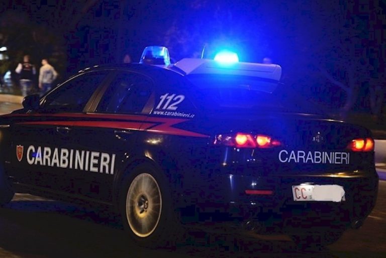 Con lo scooter contro un camion dei rifiuti: due fratelli all’ospedale