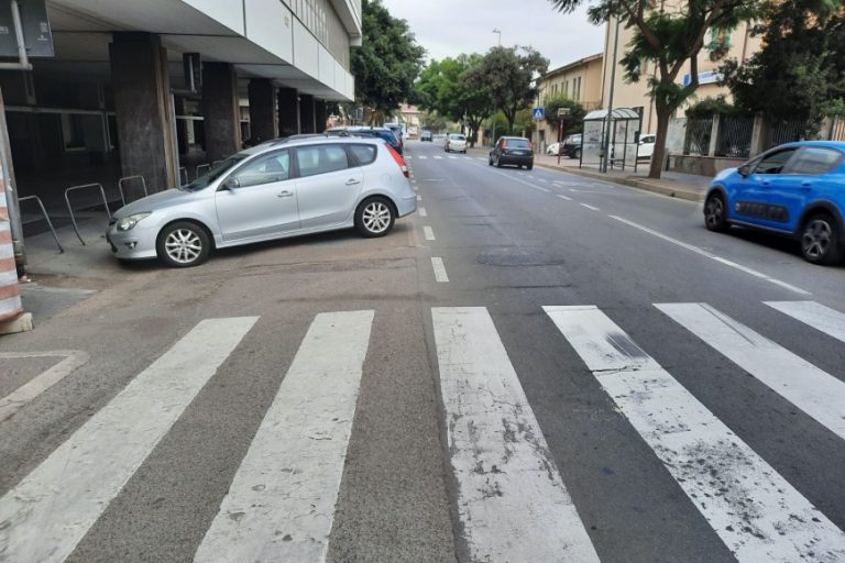 Pedoni nascosti dalle auto in sosta? Via i parcheggi vicino alle strisce bianche