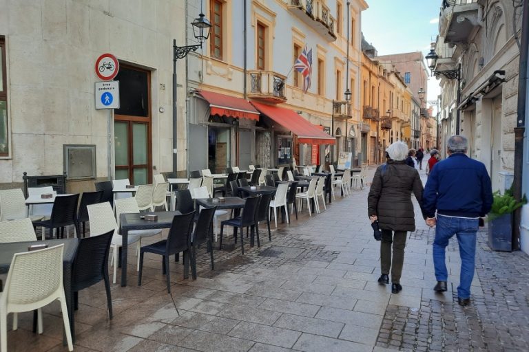 Tetto da lavare: secchiate d’acqua sporca sui tavolini di un bar in centro