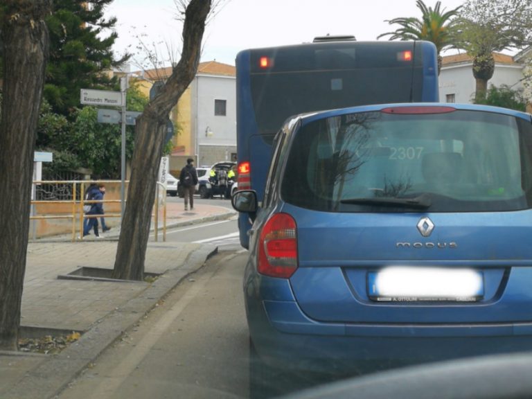 Scontro a un incrocio, traffico bloccato in centro a Oristano