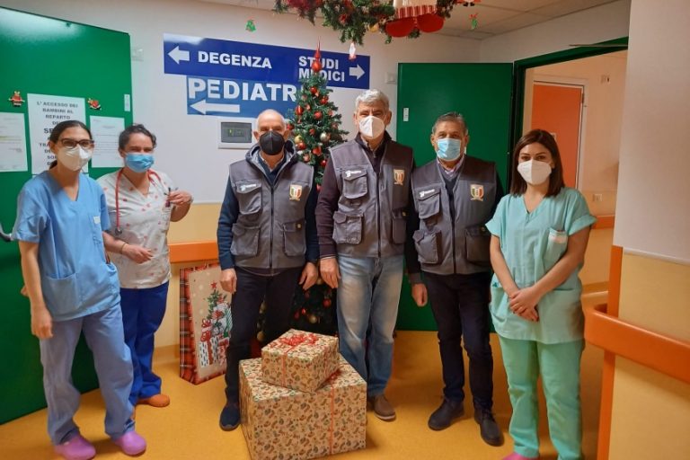 Alla Pediatria del San Martino un dono di Natale dall’Associazione Vigili del fuoco