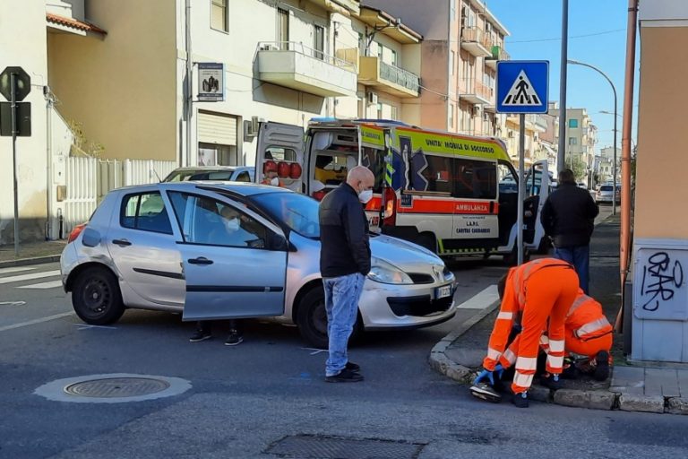 Un’auto speronata finisce sul marciapiede e travolge un pedone in via Campania