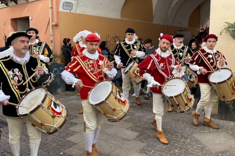 Musici e sbandieratori delle città regie danno il via al Carnevale di Oristano