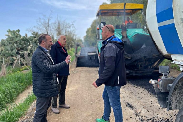 Al lavoro per l’asfalto nuovo sulla strada di Tiria