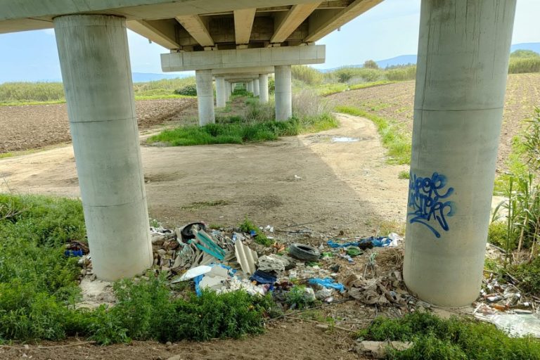 Pneumatici, eternit e plastica nella discarica sotto il ponte di Brabau