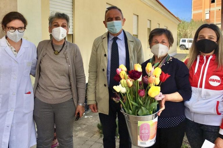 Il bel regalo del Giardino di Lu: 120 tulipani ai pazienti e al personale dell’hospice Angela Nonnis di Oristano