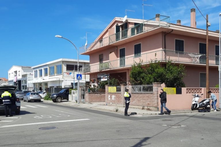 Scontro con un’auto ad un incrocio: all’ospedale un motociclista