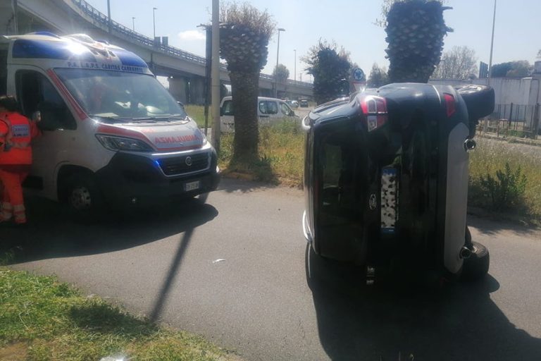 Scontro e auto rovesciata al Rimedio: un ferito al pronto soccorso