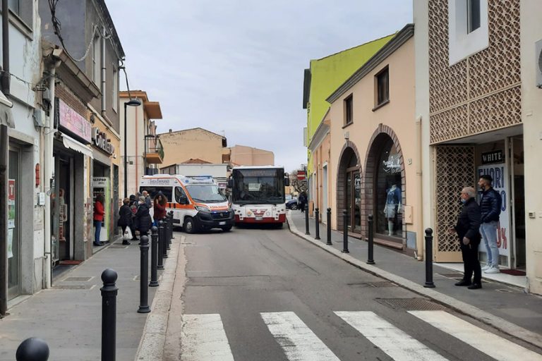 Cade dalle scale di casa in via Figoli, una donna all’ospedale