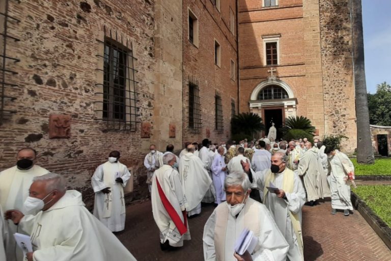 I presbiteri di due Diocesi in cattedrale con l’arcivescovo per la Messa crismale