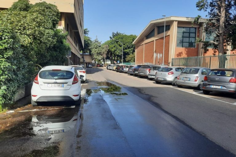 Cede la condotta, perdita d’acqua dalla scorsa settimana in via Foscolo