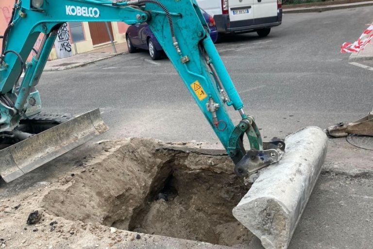 Già al lavoro a Torre Grande per far sparire la voragine in via del Pontile