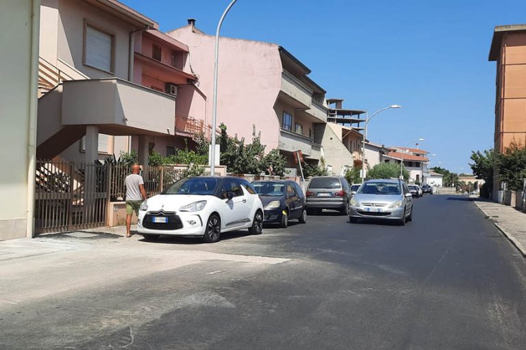 Anche in via Limbara asfalto nuovo sfregiato da uno scavo