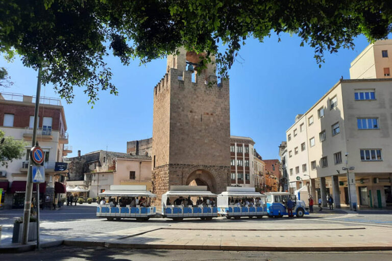 Trova una borsetta su una panchina di piazza Roma e la consegna alla polizia