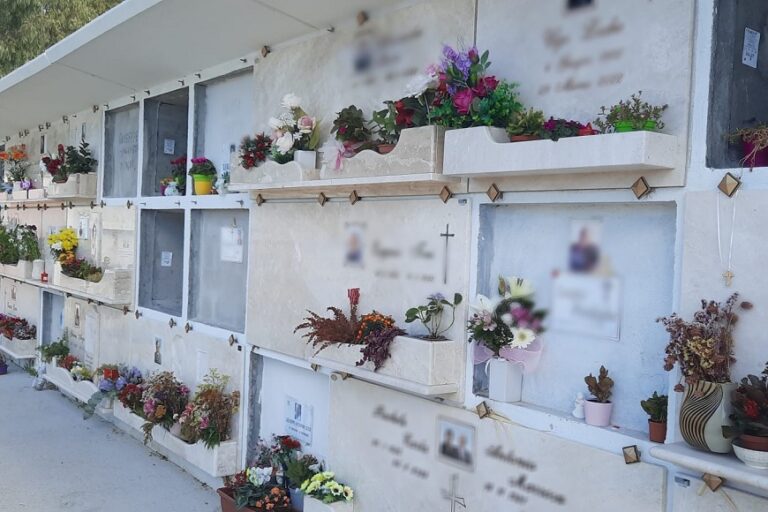 In cimitero rubano i fiori dalle tombe. “Nessun rispetto per i defunti”