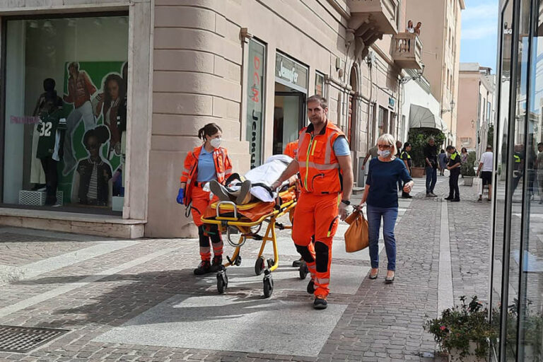 Trappola in via Garibaldi, una donna inciampa e finisce all’ospedale dopo una caduta