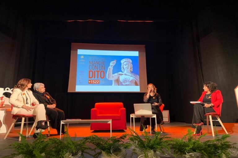 Gli studenti a teatro per aprire la Giornata internazionale contro la violenza sulle donne – FOTO