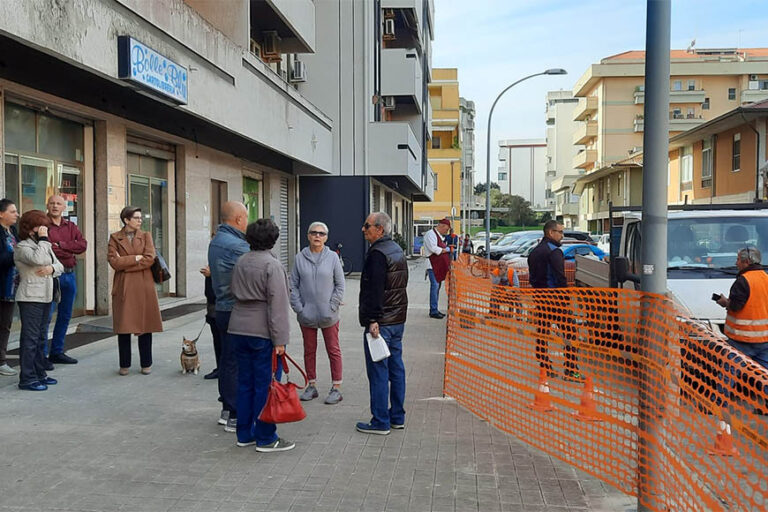 Aperto e subito bloccato il cantiere per le colonnine di ricarica in via Baldino