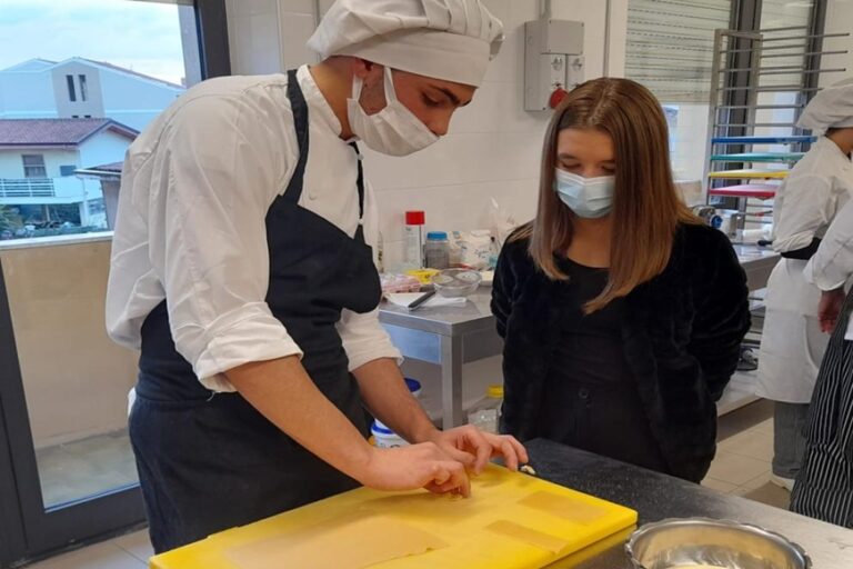 Cucina, droni e chimica: nuovo appuntamento con gli open day dell’Istituto Don Deodato Meloni