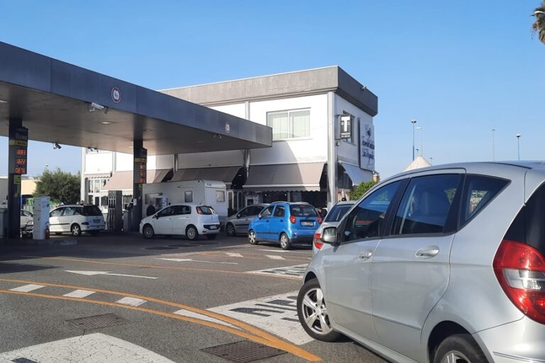 Risale il prezzo dei carburanti: corsa al pieno anche a Oristano