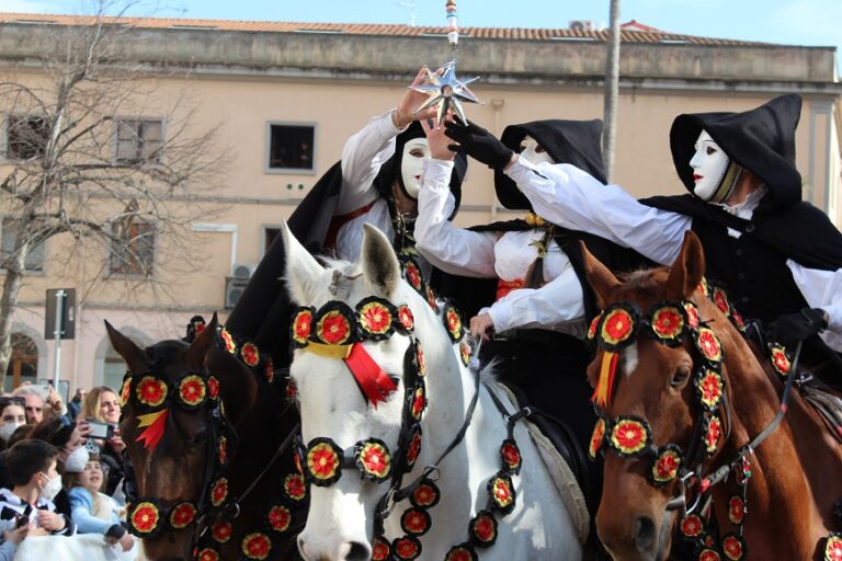 A teatro un viaggio tra tradizione e spettacolo per il Gran Galà della Sartiglia