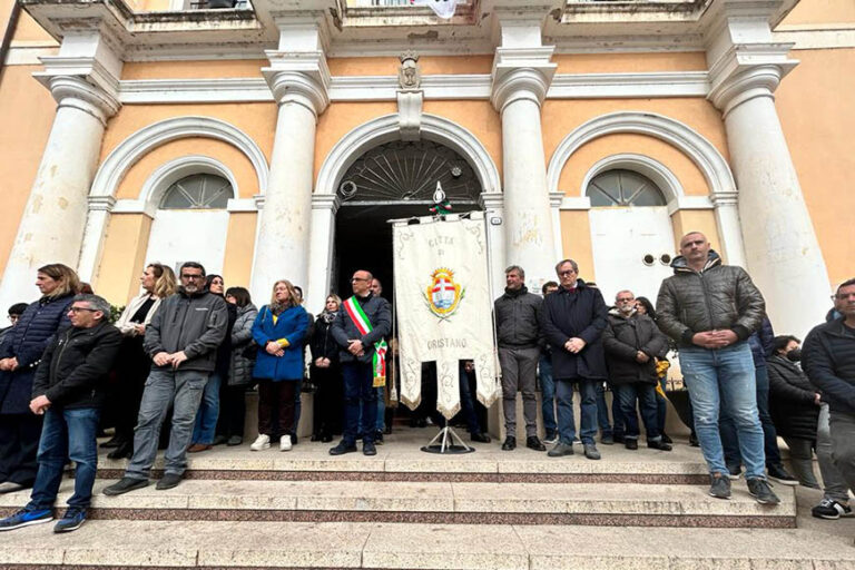 Oristano si ferma per rendere omaggio a Chiara, durante i funerali