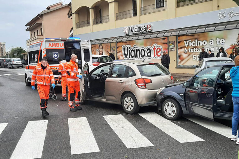 Tamponamento a un incrocio di via Cagliari, due al Pronto soccorso