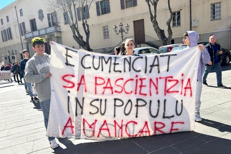 A Oristano la grande manifestazione per il diritto alla salute – Foto e video