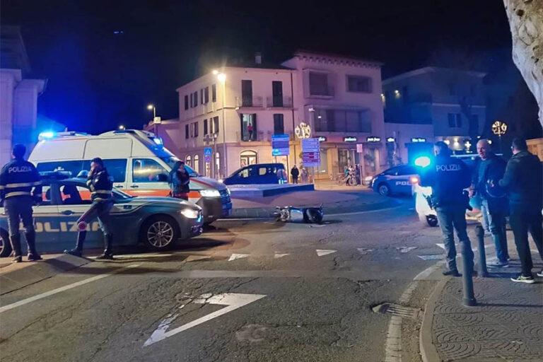 Mancata precedenza alla rotonda, un motociclista al Pronto soccorso