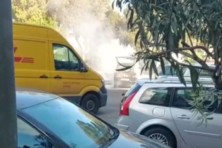 L’auto appena parcheggiata prende fuoco, paura in piazza San Martino