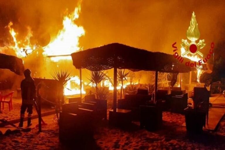 Fuoco e paura nella notte a Torre Grande: incendio distrugge un chiosco sul lungomare. Indagini