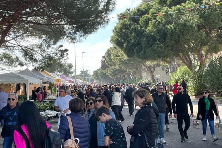 Sole, mare e tanti fiori per la Festa di Primavera a Torre Grande – Le foto