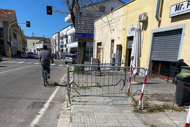 Il marciapiede in via Sardegna sprofonda? Due transenne ed è tutto risolto