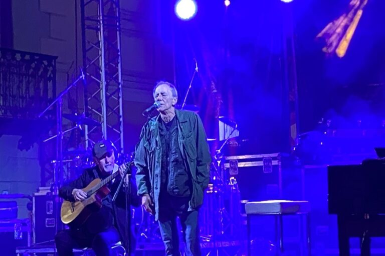 Piazza piena per il concerto e Roberto Vecchioni rivolge un appello ai giovani