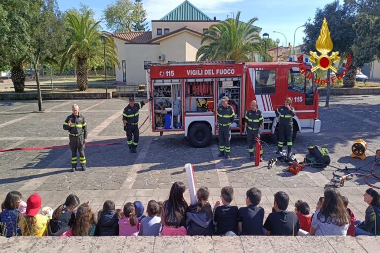 Alla ludoteca di Donigala un pomeriggio speciale con i vigili del fuoco