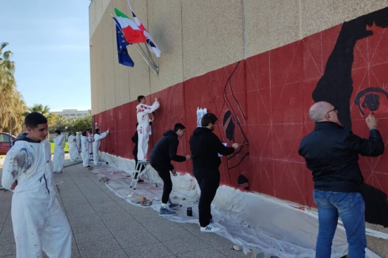 Dopo mesi di lavoro, all’Istituto Mossa l’inaugurazione del grande murale