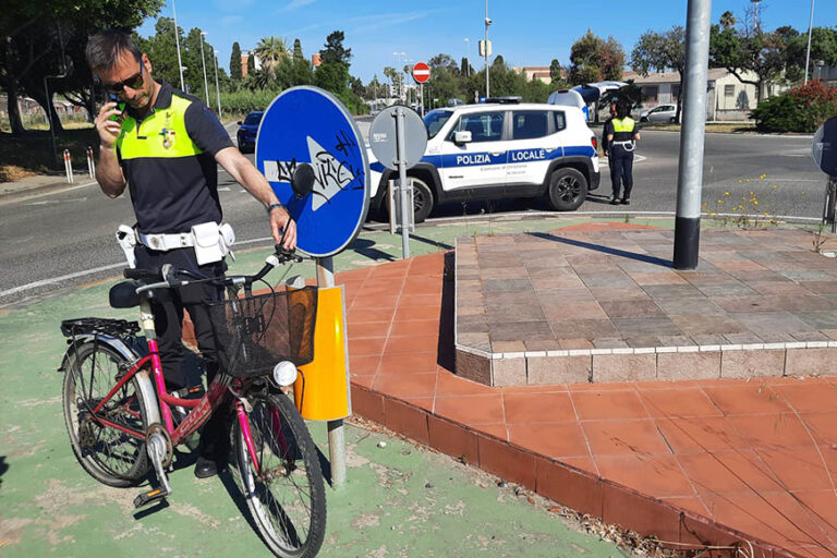 Investita da un’auto sulla rotonda di via Petri, una ciclista all’ospedale