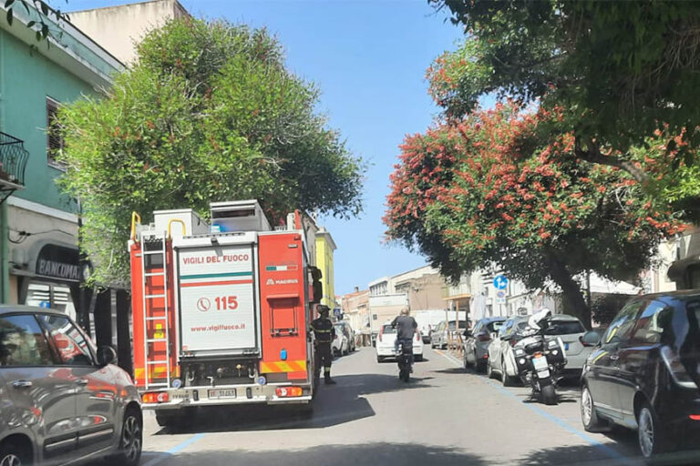 Cadono calcinacci da un cornicione, vigili del fuoco al lavoro in via Figoli