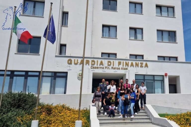 Un’idea per il futuro? I ragazzi del “Benedetto Croce” studiano il lavoro dei finanzieri